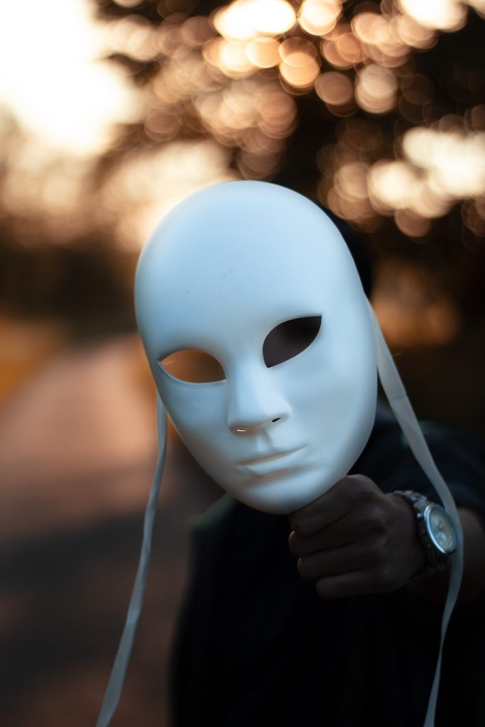 Indossare una maschera per affrontare l'ansia sociale